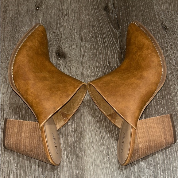 Abound Women's Brown Leather Mules - Picture 13 of 15